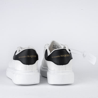 L123 Flat Sneaker